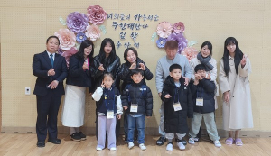 “가방 메고 첫 등교! 오늘부터 1학년이예요”