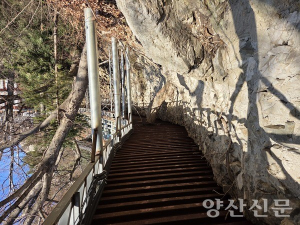 미타암 대웅전 앞 마당, 확장·보강 필요성 제기