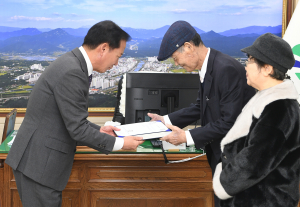 박기용 교수 문화유산 140여 점 거창박물관에 기증