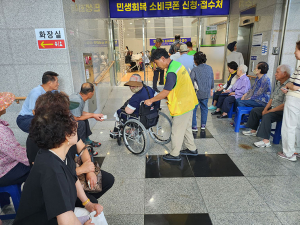거창읍주민자치회, 민생 회복 위한 소비쿠폰 신청 민원 안내 봉사