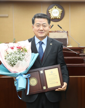 거창군의회 이 홍희 전 의장, 대한민국 시.군.구 의장협의회 ‘대한민국 지방의정 봉사상’ 수상
