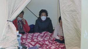 [산불 대피소 현장 스케치] “짐도 못 챙기고 부랴부랴 대피…뜬눈으로 밤 지새워”